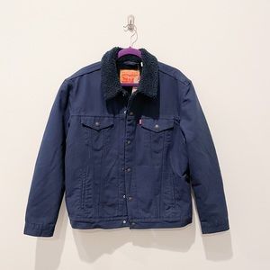 Men’s Levi’s blue denim trucker jacket w/sherpa
